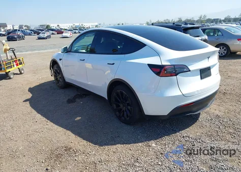 2024 Tesla Model Y Long Range Dual Motor All-Wheel Drive z USA, uszkodzony, nr VIN 7SAYGDEE5RF126043